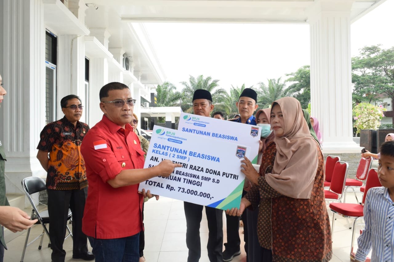 Bupati Muratara H. Devi Suhartoni saat menyerahkan bantuan secara simbolis